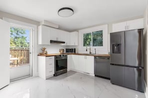 Mikrobølgeovn, ovn, kokeplater og oppvaskmaskin