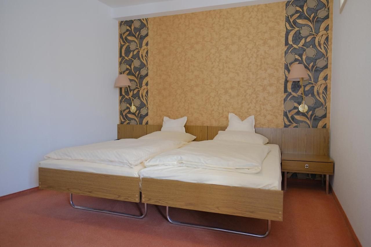 Zimmersafe, Schreibtisch, laptopgeeigneter Arbeitsplatz