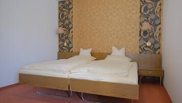 Zimmersafe, Schreibtisch, laptopgeeigneter Arbeitsplatz