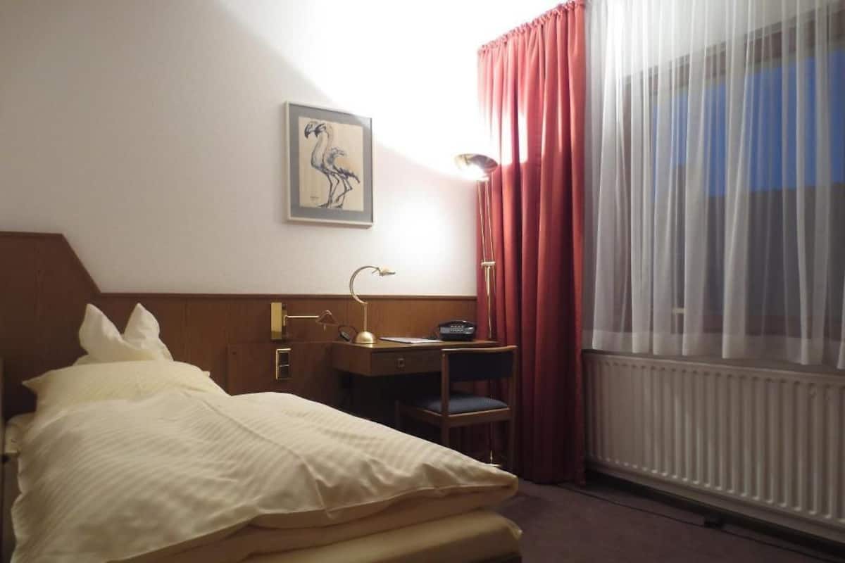 Safe på rommet, skrivebord og skrivebord for bærbar PC