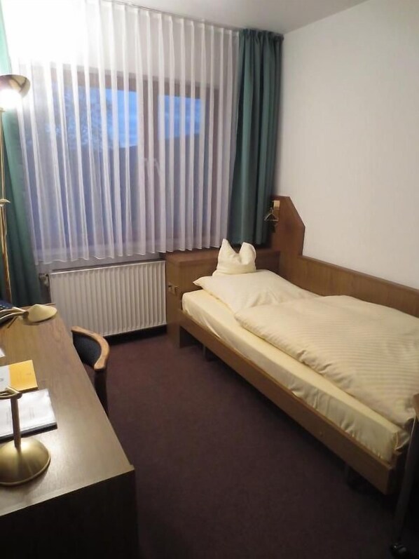 In-room safe, desk, laptop workspace, free WiFi - Parkhotel Goldlinde (Bodenwerder)