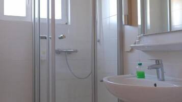 Dusche im Bad