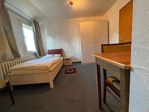 Zimmersafe, Schreibtisch, laptopgeeigneter Arbeitsplatz