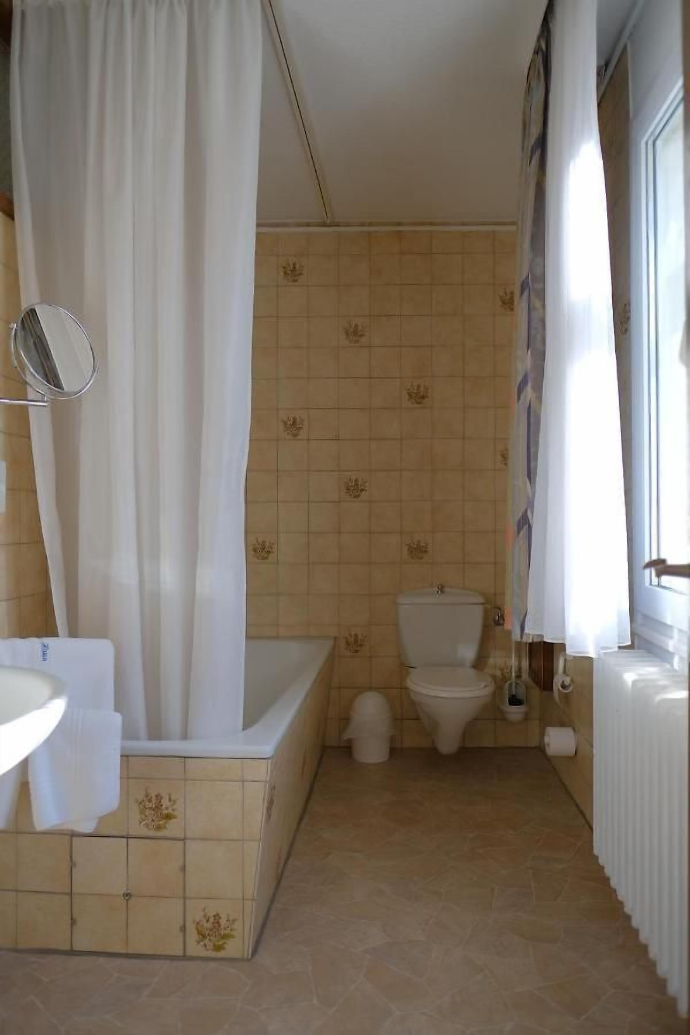 Deep-soaking bathtub