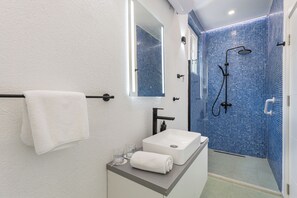 Deluxe Suite | Bathroom
