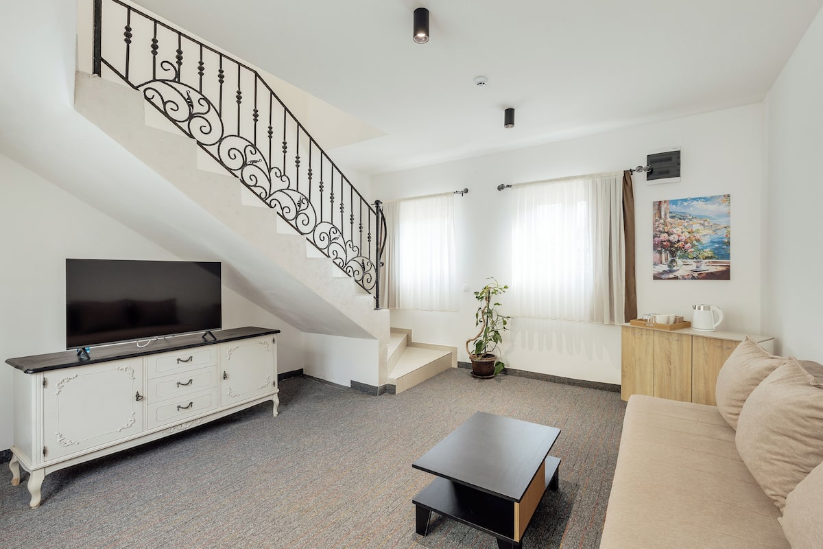Superior suite, uitzicht op zwembad | 1 slaapkamer, luxe beddengoed, bedden met traagschuimmatras