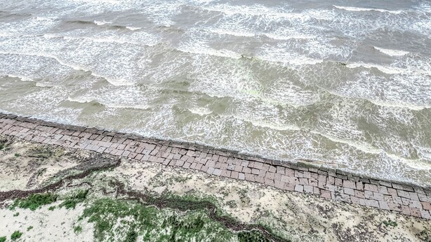 På stranden