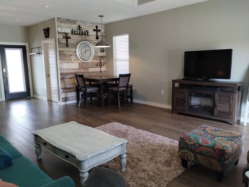 Super Clean Executive Rental 3/2 house in Sulphur Minutes from Frasch Ballpark