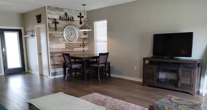 Super Clean Executive Rental 3/2 house in Sulphur Minutes from Frasch Ballpark