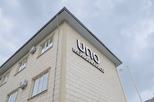 Un edificio con un letrero que dice "UNO IMERMANIKANLASE".