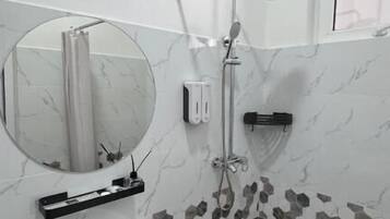 Deluxe Double Room | Bilik Mandi | Pancuran mandi, kelengkapan dandanan diri percuma, pengering rambut