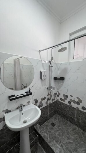 Habitación Deluxe doble | Baño | Ducha, artículos de higiene personal gratuitos y secador de pelo