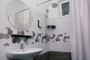 Shower, free toiletries, hair dryer, towels - UNO Hotel Jalal-Abad (Jalal-Abad)