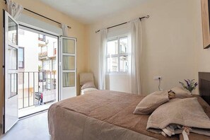 1 slaapkamer, een strijkplank/strijkijzer, beddengoed