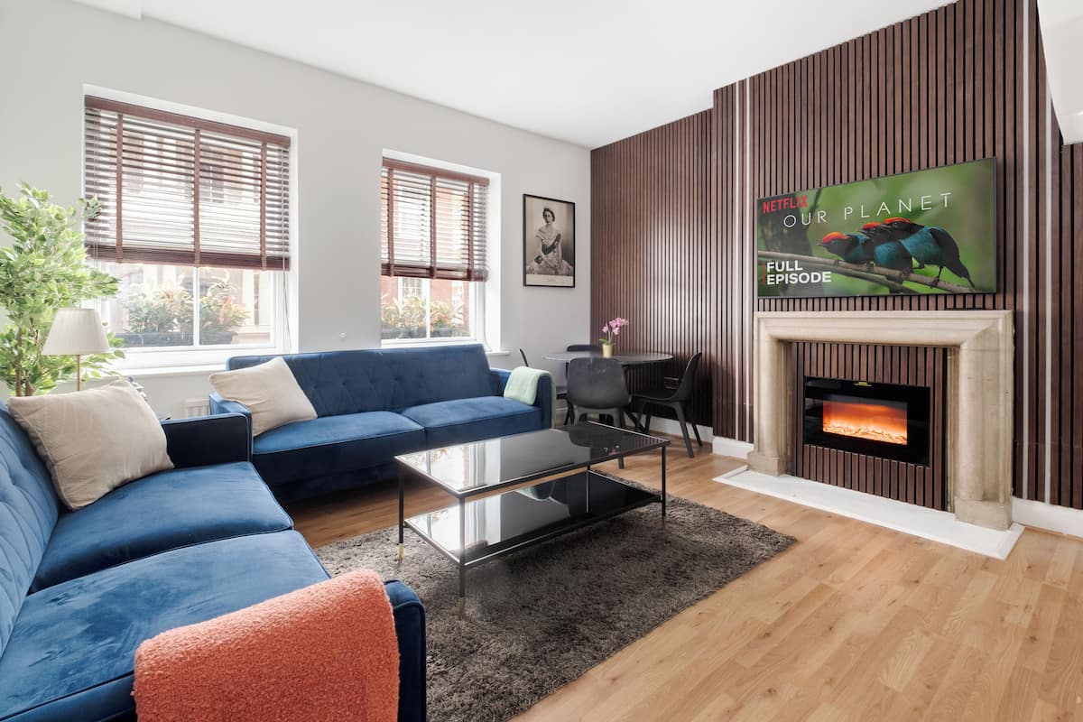 Appartement Supérieur | Coin séjour | TV connectée de 65 pouces avec chaßnes numériques, Netflix, Hulu