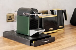 A vintage radio and a speaker on a wooden table. - LONDONERS│Mayfair Serviced Apartments   (London)