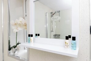 Secadora de cabello, toallas, jabón, papel de baño 