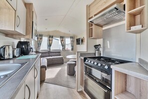 Cookware/dishes/utensils - Golden Dune - Hayling Island (Hayling Island)