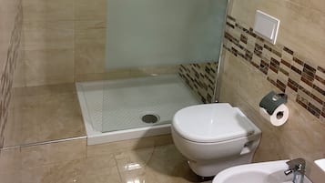 Shower, pengering rambut, handuk, dan sabun