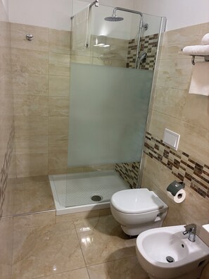 Shower, hair dryer, towels, soap - House Sun Garden (Civitavecchia)