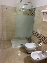 Ducha, secador de pelo, toallas, jabón