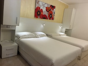 Deluxe Quadruple Room | Desk, soundproofing, free WiFi - House Sun Garden (Civitavecchia)