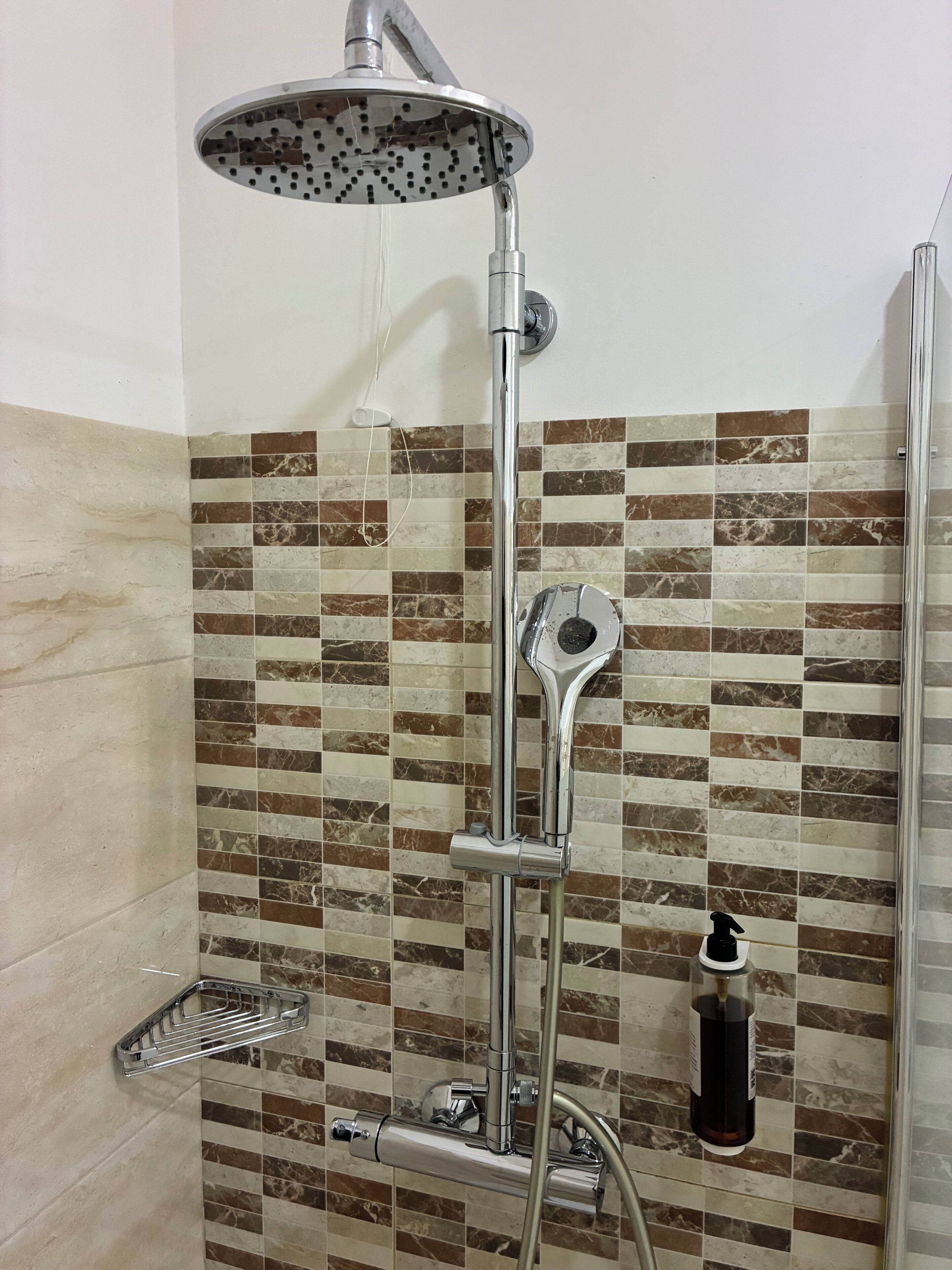 Suihku, hiustenkuivaaja, pyyhkeet, saippua