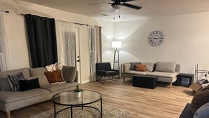 A living room with a sofa, armchairs, a coffee table, and a lamp. - 3-bedroom house in peaceful Independence. Enjoy your stay (Independence)