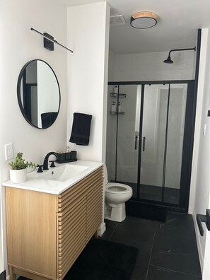 Shower, hair dryer, towels, soap - 3-bedroom house in peaceful Independence. Enjoy your stay (Independence)