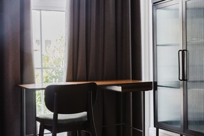 Tweepersoonskamer, en-suite badkamer (with-Extra-Bed) | Verduisterende gordijnen, een strijkplank/strijkijzer, gratis wifi