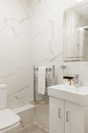 Dobbeltrom – standard, eget bad | Bad | Kombinert dusj/badekar, hårføner og håndklær