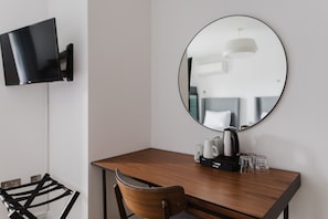 Standard Triple Room, Ensuite | Blackout drapes, iron/ironing board, free WiFi - Camden Road Hotel (London)
