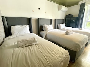 Dreibettzimmer, mit Bad | Verdunkelungsvorhänge, Bügeleisen/Bügelbrett, kostenloses WLAN