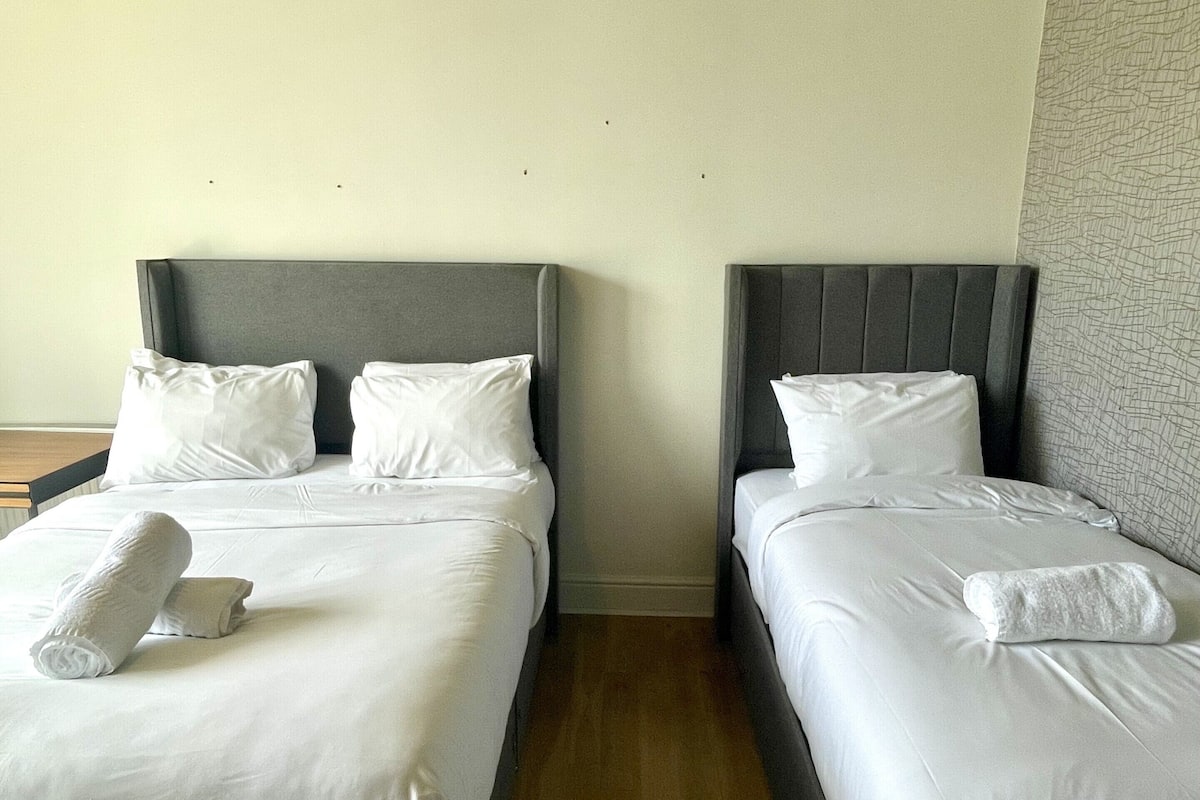 Blackout curtains, iron/ironing board, free WiFi