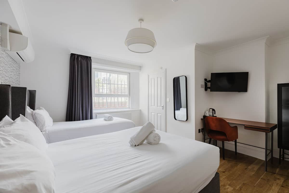 Superior Triple Room, Ensuite | Blackout drapes, iron/ironing board, free WiFi