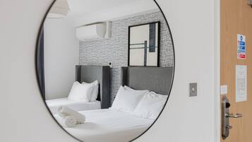 Doppelzimmer, mit Bad (with-Extra-Bed) | Verdunkelungsvorhänge, Bügeleisen/Bügelbrett, kostenloses WLAN