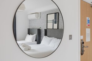 ダブルルーム エンスイート (with-Extra-Bed) | 遮光カーテン、アイロン / アイロン台、WiFi (無料)