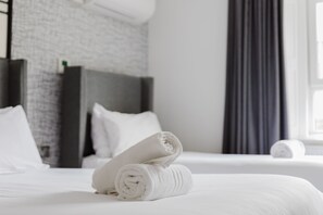 Tweepersoonskamer, en-suite badkamer (with-Extra-Bed) | Verduisterende gordijnen, een strijkplank/strijkijzer, gratis wifi