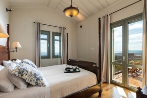 5 bedrooms, desk - Villa Kalida Stunning Seaview and Relax (Marathon)