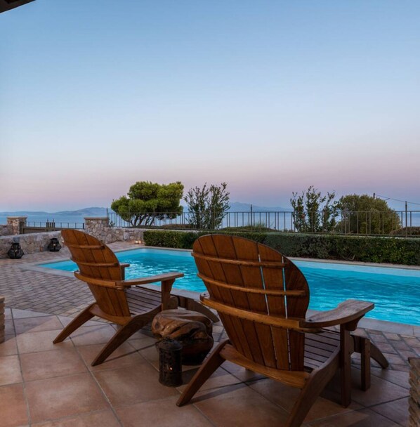 Villa | 5 bedrooms, desk