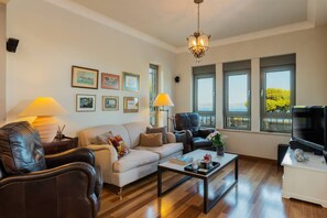 5 bedrooms, desk - Villa Kalida Stunning Seaview and Relax (Marathon)