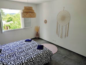 3 quartos, ferros/tábuas de passar roupa, berço de viagem