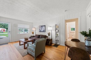 Smart TV - Charming 2-bedroom house with WiFi and AC in lovely East point (Atlanta)