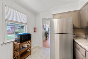 Microwave, oven, stovetop - Charming 2-bedroom house with WiFi and AC in lovely East point (Atlanta)