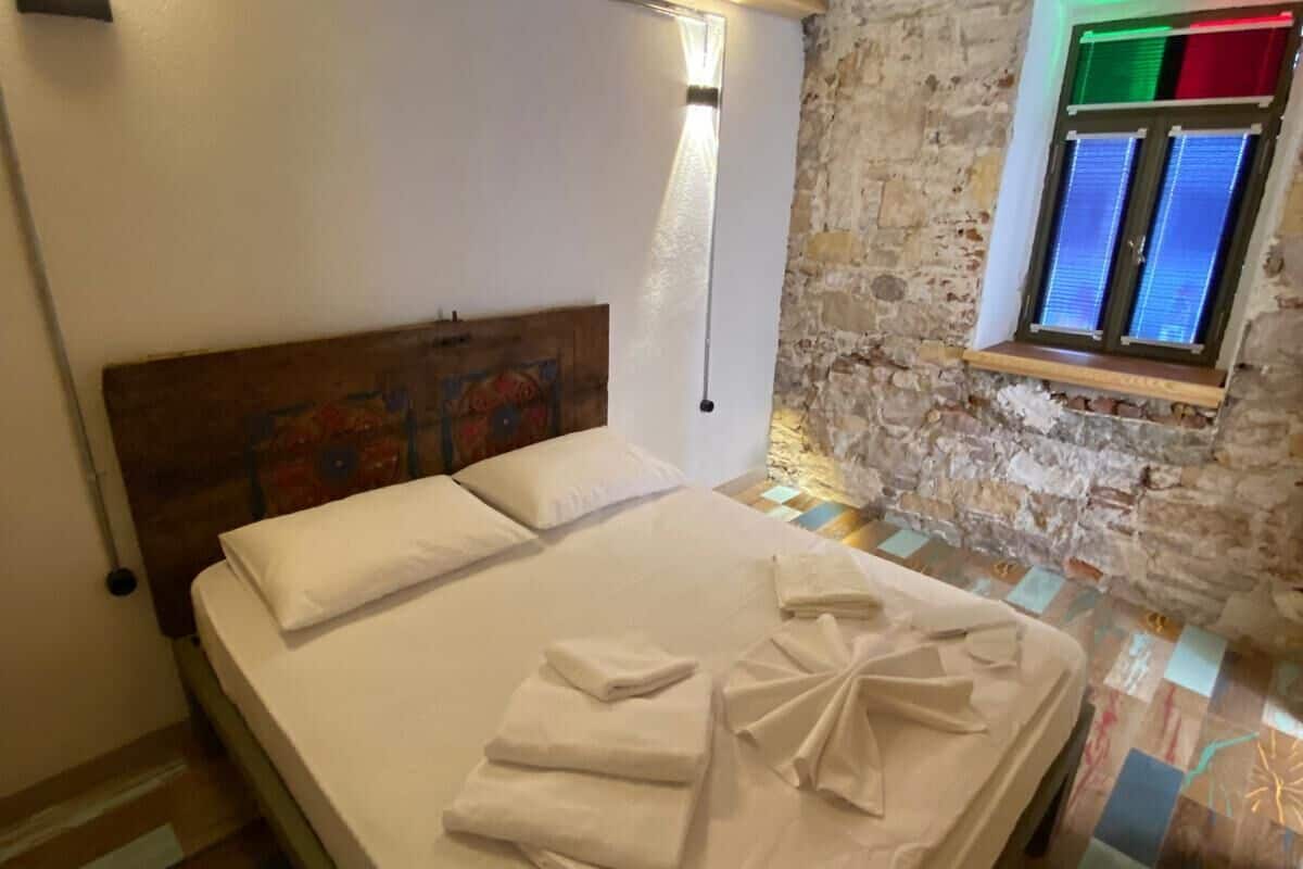 Comfort Room | Free WiFi, bed sheets
