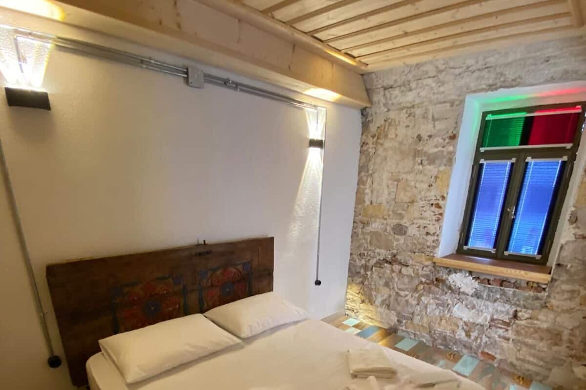 Comfort Room | Free WiFi, bed sheets