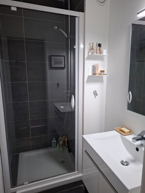 Douche, sèche-cheveux, serviettes fournies, savon