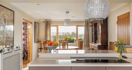 Perfect family getaway in the stunning Test Valley with a swimming pool!