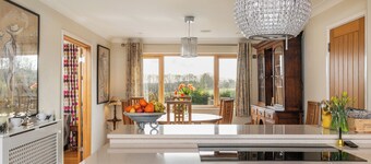 Perfect family getaway in the stunning Test Valley with a swimming pool!