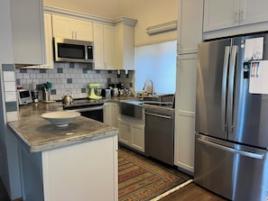 Fridge, oven, stovetop, dishwasher